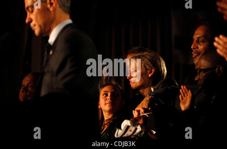 Feb 22, 2011 - Chicago, Illinois, Stati Uniti - Figlia Lia Emanuel e sua moglie Amy regola guarda come Rahm si prepara a dare un discorso vittoria dopo aver vinto il Chicago mayoral elezione. (Credito Immagine: © Nathan Weber/ZUMApress.com) Foto Stock