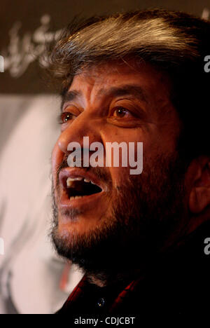 Shabir Ahmad Shah, un senior leader indipendentista e presidente del Jammu Kashmir Freedom Party, parla di fronte a un dipinto nel corso di una conferenza stampa a Srinagar, la capitale estiva del Kashmir indiano il 23 febbraio 2011. Foto/Altaf Zargar/Zuma premere Foto Stock