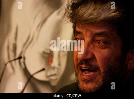 Shabir Ahmad Shah, un senior leader indipendentista e presidente del Jammu Kashmir Freedom Party, parla di fronte a un dipinto nel corso di una conferenza stampa a Srinagar, la capitale estiva del Kashmir indiano il 23 febbraio 2011. Foto/Altaf Zargar/Zuma premere Foto Stock