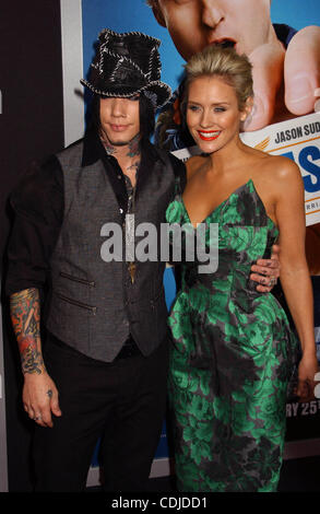 Febbraio 23, 2011 - Hollywood, California, Stati Uniti - NICKY WHELAN .Premiere della Warner Bros ''Hall Pass'' .Glossari Affini Dome Theater, Los Angeles, CA 02-23-2011. 2011.Ho15651PR(Immagine di credito: Â© Phil Roach/Globe foto/ZUMAPRESS.com) Foto Stock