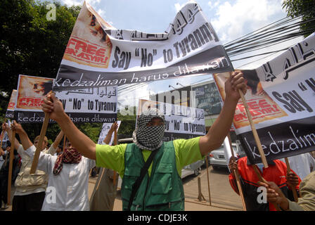 I sostenitori del radicale indonesiano chierico musulmano Abu Bakar BAASYIR durante il suo processo in Sud Jakarta corte, Indonesia. Febbraio 24, 2011. Bashir ha negato un leader di Al Qaeda-stile di gruppo che è stato la tracciatura di attentati e omicidi in Indonesia, come il suo processo riprende nel mezzo di strette misure di sicurezza.Baasyir, 72, facin Foto Stock