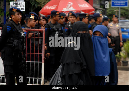 I sostenitori del radicale indonesiano chierico musulmano Abu Bakar BAASYIR durante il suo processo in Sud Jakarta corte, Indonesia. Febbraio 24, 2011. Bashir ha negato un leader di Al Qaeda-stile di gruppo che è stato la tracciatura di attentati e omicidi in Indonesia, come il suo processo riprende nel mezzo di strette misure di sicurezza.Baasyir, 72, facin Foto Stock