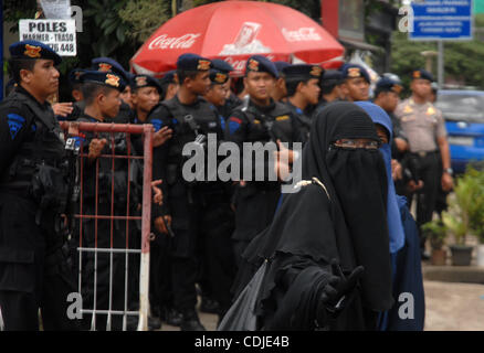 I sostenitori del radicale indonesiano chierico musulmano Abu Bakar BAASYIR durante il suo processo in Sud Jakarta corte, Indonesia. Febbraio 24, 2011. Bashir ha negato un leader di Al Qaeda-stile di gruppo che è stato la tracciatura di attentati e omicidi in Indonesia, come il suo processo riprende nel mezzo di strette misure di sicurezza.Baasyir, 72, facin Foto Stock