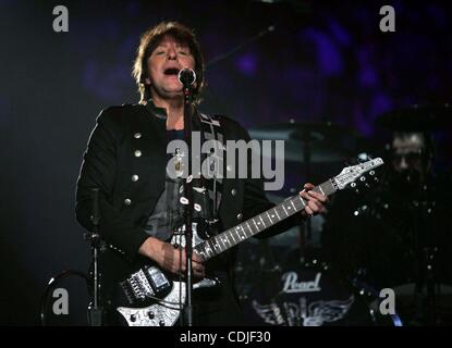 Febbraio 24, 2011 - New York New York, Stati Uniti - Richie Sambora.Bon Jovi esegue in concerto al Madison Square Garden di New York il 24 febbraio 2011. . K67680SN(Immagine di credito: © Sharon Neetles/Globe foto/ZUMAPRESS.com) Foto Stock