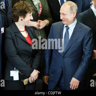 Febbraio 24, 2011 - Bruxelles, BXL, Belgio - Catherine Ashton Alto Rappresentante dell'Unione per gli Affari Esteri e la politica di sicurezza, Vice Presidente della Commissione e la Russia il primo ministro Vladimir Putin posano per una foto di famiglia con i membri della Commissione europea e Governemen russo Foto Stock