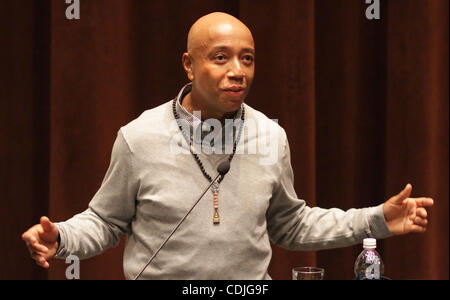 Febbraio 25, 2011 - Seattle, Washington, Stati Uniti d'America - RUSSELL SIMMONS, imprenditore e co-fondatore di hip-hop etichetta Def Jam, ci parla del suo nuovo libro, "'Super ricca: una guida per avere tutto'' presso la Biblioteca Pubblica di Seattle la biblioteca centrale. (Credito Immagine: © Marcus Donner/ZUMAPRESS.com) Foto Stock