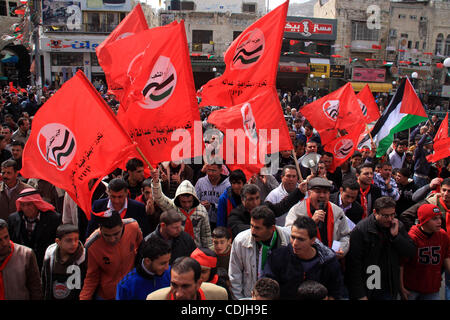 Sostenitori palestinesi dei popoli Palestinese Party (PPP) onda bandiere di partito come essi rally nel centro della Cisgiordania città di Nablus chiedendo la fine della divisa tra la striscia di Gaza e la Cisgiordania e la chiamata per la riconciliazione politica tra il partito Fatah e il movimento islamista Foto Stock