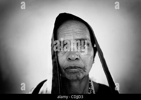 27 febbraio 2011 - Pandharkawada, Maharashtra, India - Contadino suicidio vedova, NAJI RATHOR, 62 anni, di villaggio Kosara. (Credito Immagine: by © Michael Francis McElroy/zReportage.com/ZUMA) Foto Stock