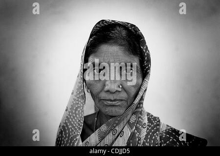 27 febbraio 2011 - Pandharkawada, Maharashtra, India - Contadino suicidio vedova SUMAN SATGHARE, 56 anni, di villaggio Kaota. (Credito Immagine: by © Michael Francis McElroy/zReportage.com/ZUMA) Foto Stock