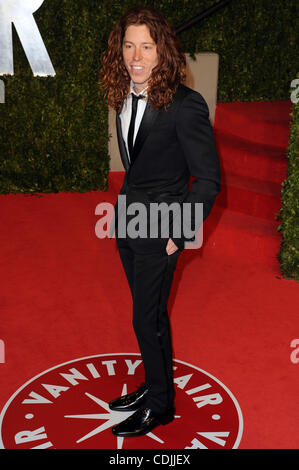 27 febbraio 2011 - West Hollywood, California, Stati Uniti - Snowboarder atleta shaun white arriva a Vanity Fair Cena e dopo essere partito al Sunset Tower Hotel celebra l'ottantatreesimo Academy Awards, in West Hollywood, California. (Credito Immagine: © ricca Schmitt/ZUMAPRESS.com) Foto Stock