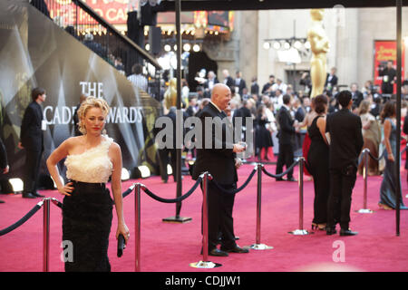 27 febbraio 2011 - Hollywood, California, Stati Uniti - Attrice VIRGINIA MADSEN arriva indossando un Romona Keveza abiti sul Oscar tappeto rosso al ottantatreesimo Academy Awards, Oscar, nella parte anteriore del Teatro Kodak. (Credito Immagine: © Lisa O'Connor/ZUMAPRESS.com) Foto Stock