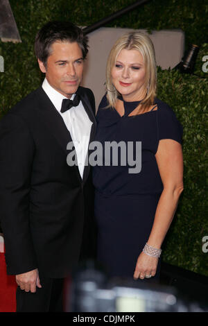 27 febbraio 2011 - New York New York, Stati Uniti - L-R Rob Lowe e Sheryl Berkoff frequentare il 2011 Vanity Fair Oscar Party hosted by Graydon Carter tenutosi a Sunset Tower in West Hollywood, California, domenica 27 febbraio, 2011 . 2011.K67711SN(Immagine di credito: © Sharon Neetles/Globe foto/ZUMAPRESS.com) Foto Stock