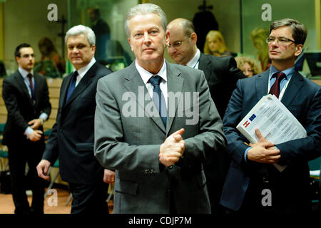 Febbraio 28, 2011 - Bruxelles, BXL, Belgio - Economia Austriaca Ministro Reinhold Mitterlehner all'inizio di un'energia europea del Consiglio dei ministri a Bruxelles in Belgio su 2011-02-28 da Wiktor Dabkowski (credito Immagine: © Wiktor Dabkowski/ZUMAPRESS.com) Foto Stock