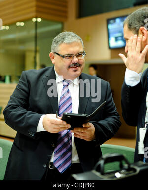 Febbraio 28, 2011 - Bruxelles, BXL, Belgio - Maltanian Ministro per le risorse e gli affari rurali George PULLICINO all'inizio di un'energia europea del Consiglio dei ministri a Bruxelles in Belgio su 2011-02-28 da Wiktor Dabkowski (credito Immagine: © Wiktor Dabkowski/ZUMAPRESS.com) Foto Stock