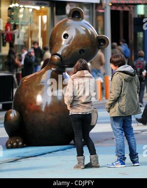 Mar 1, 2011 - Manhattan, New York, Stati Uniti - La scultura "'Mouse'' (2007) da TOM OTTERENESS. Il Times Square Alliance svela un pubblico mostra d'arte in Times Square come parte di Armory Arts Week. La mostra all'aperto offre quattro sculture sono presentati in collaborazione con l'Armory Show di Arti - arte Foto Stock