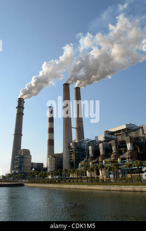 Mar 07, 2011 - Apollo Beach, Florida, Stati Uniti d'America - aumento delle emissioni dalle pile della centrale a carbone di-unità di generazione del Big Bend Power Station in Apollo Beach, Florida. La pianta di potere, di proprietà di Tampa servizi elettrici il west Florida centrale regione. (Credito Immagine: © Phelan Ebenhack/ZUMAPRESS.co Foto Stock