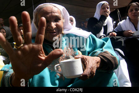 Musilm kashmir donne prendono parte durante la "Giornata internazionale delle donne" a Srinagar, la capitale estiva del Kashmir indiano su 8/3/2011,la Giornata internazionale della donna (8 marzo) è una giornata globale celebrando la economica, politica e sociale e le conquiste delle donne passato presente e futuro. In alcuni luoghi come il mento Foto Stock