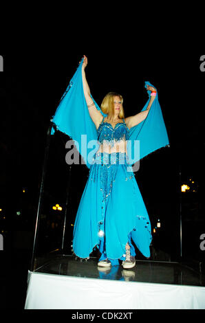 Mar 08, 2011 - San Diego, California, Stati Uniti - Parata di frequentatori dress up durante il Mardi Gras festeggiamenti nel quartiere Gaslamp del centro cittadino di San Diego. (Credito Immagine: &#169; Scott A. Tugel/ZUMAPRESS.com) Foto Stock