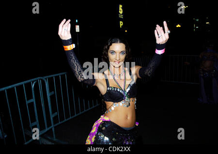 Mar 08, 2011 - San Diego, California, Stati Uniti - Parata di frequentatori dress up durante il Mardi Gras festeggiamenti nel quartiere Gaslamp del centro cittadino di San Diego. (Credito Immagine: &#169; Scott A. Tugel/ZUMAPRESS.com) Foto Stock