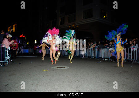 Mar 08, 2011 - San Diego, California, Stati Uniti - Parata di frequentatori dress up durante il Mardi Gras festeggiamenti nel quartiere Gaslamp del centro cittadino di San Diego. (Credito Immagine: &#169; Scott A. Tugel/ZUMAPRESS.com) Foto Stock