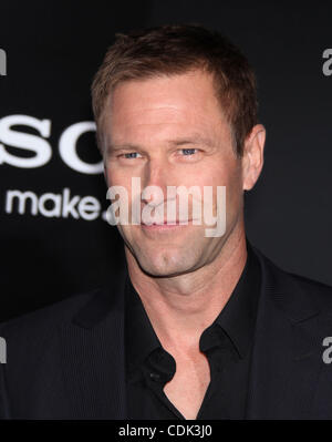 Mar 8, 2011 - Westwood, California, Stati Uniti - AARON ECKHART arriva per la premiere del film "battaglia: Los Angeles' presso il Villaggio del teatro. (Credito Immagine: © Lisa O'Connor/ZUMAPRESS.com) Foto Stock