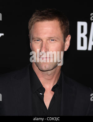 Mar 8, 2011 - Westwood, California, Stati Uniti - AARON ECKHART arriva per la premiere del film "battaglia: Los Angeles' presso il Villaggio del teatro. (Credito Immagine: © Lisa O'Connor/ZUMAPRESS.com) Foto Stock