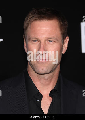 Mar 8, 2011 - Westwood, California, Stati Uniti - AARON ECKHART arriva per la premiere del film "battaglia: Los Angeles' presso il Villaggio del teatro. (Credito Immagine: © Lisa O'Connor/ZUMAPRESS.com) Foto Stock