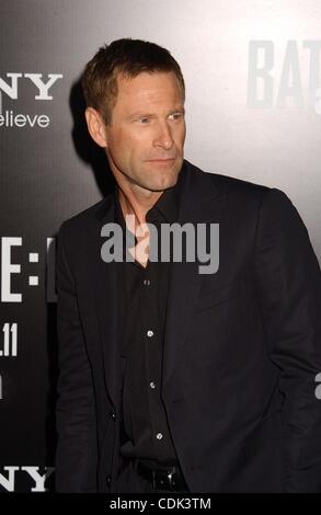 Mar 8, 2011 - Hollywood, California, Stati Uniti - AARON ECKHART.Los Angeles Premiere di ''Battaglia: Los Angeles'" tenutasi presso il Regency Village Theatre di Westwood, la California il 03-08-2011. 2011.Ho15663PR.(Immagine di credito: © Phil Roach/Globe foto/ZUMAPRESS.com) Foto Stock