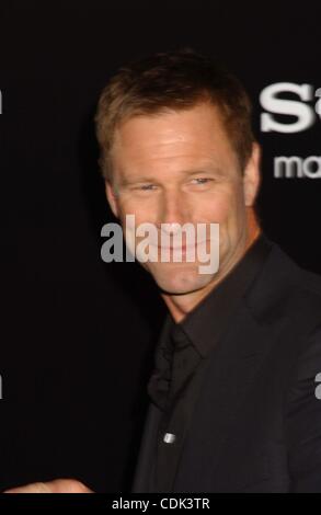 Mar 8, 2011 - Hollywood, California, Stati Uniti - AARON ECKHART.Los Angeles Premiere di ''Battaglia: Los Angeles'" tenutasi presso il Regency Village Theatre di Westwood, la California il 03-08-2011. 2011.Ho15663PR.(Immagine di credito: © Phil Roach/Globe foto/ZUMAPRESS.com) Foto Stock