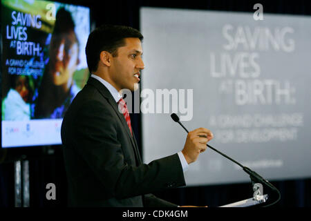 Mar 9, 2011 - Washington D.C, U.S. - Agenzia statunitense per lo Sviluppo Internazionale Administrator RAJ SHAH dà commento al lancio di una nuova salute della madre e del bambino iniziativa tra USAID, la Fondazione Bill & Melinda Gates, il governo della Norvegia, le grandi sfide del Canada e la Banca mondiale. (Cre Foto Stock