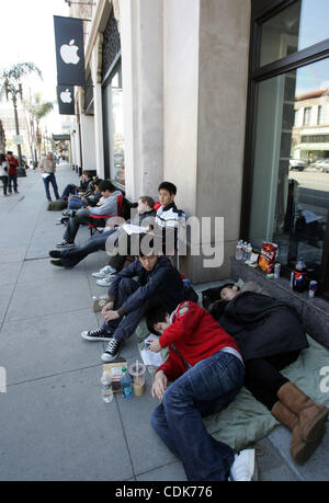 La gente in attesa sulla linea al di fuori dell'Apple Store per acquistare il nuovo iPad 2 ore prima che venga impostato per andare sulla vendita Marzo 11, 2011 a Los Angeles. (Foto di Ringo Chiu / Zuma Press) Foto Stock