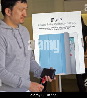 La gente in attesa sulla linea al di fuori dell'Apple Store per acquistare il nuovo iPad 2 ore prima che venga impostato per andare sulla vendita Marzo 11, 2011 a Los Angeles. (Foto di Ringo Chiu / Zuma Press) Foto Stock