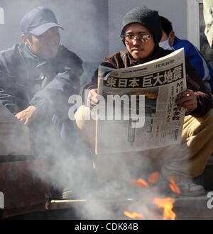 Il 12 marzo, 2011 - Tokyo, Giappone - le vittime di calamità di fuga e di riposo in un centro di evacuazione in una palestra della scuola. (Credito Immagine: &#169; Koichi Kamoshida Jana/press/zReportage.com/ZUMA) Foto Stock