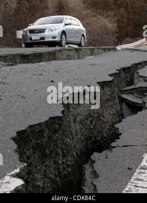 Il 12 marzo, 2011 - Fukushima, Giappone - La strada incrinato siede dietro 10 chilometri della centrale nucleare di impianti di generazione. (Credito Immagine: &#169; Koichi Kamoshida Jana/press/zReportage.com/ZUMA) Foto Stock