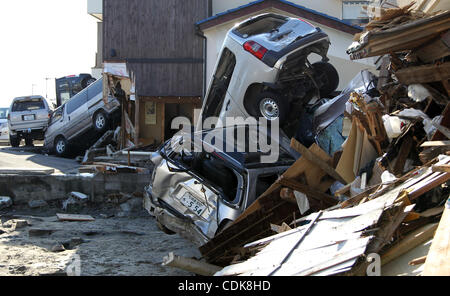 Il 12 marzo, 2011 - Fukushima, Giappone - Casa e Auto sono state danneggiate in Fukushima, Giappone dallo tsunami provocato dal grande terremoto che ha colpito il nord del Giappone. Il 8.9 grandezza terremoto che ha colpito il nord del Giappone e non vi è stata una esplosione della centrale nucleare e le pareti della centrale nucleare è caduto Foto Stock