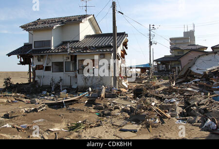 Il 12 marzo, 2011 - Fukushima, Giappone - Case sono state danneggiate a Fukushima, Giappone dallo tsunami provocato dal grande terremoto che ha colpito il nord del Giappone. Il 8.9 grandezza terremoto che ha colpito il nord del Giappone e non vi è stata una esplosione della centrale nucleare e le pareti della centrale nucleare è caduto. Esso Foto Stock