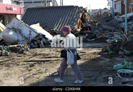 Il 12 marzo, 2011 - Fukushima, Giappone - Case sono state danneggiate a Fukushima, Giappone dallo tsunami provocato dal grande terremoto che ha colpito il nord del Giappone. Il 8.9 grandezza terremoto che ha colpito il nord del Giappone e non vi è stata una esplosione della centrale nucleare e le pareti della centrale nucleare è caduto. Esso Foto Stock