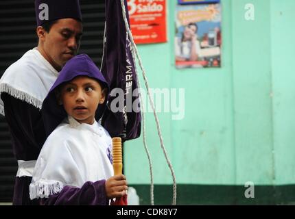 Mar 13, 2011 - Quetzaltenago, Guatemala - Giovani e vecchi, uomini e donne hanno preso parte alla processione di Gesù di Nazaret. (Credito Immagine: &#169; Josh Bachman/ZUMA Press) Foto Stock
