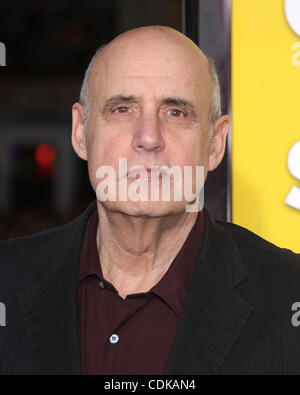 Mar 14, 2011 - Hollywood, California, Stati Uniti - JEFFREY TAMBOR arriva per la premiere del film 'paul' presso il Teatro Cinese. (Credito Immagine: © Lisa O'Connor/ZUMAPRESS.com) Foto Stock