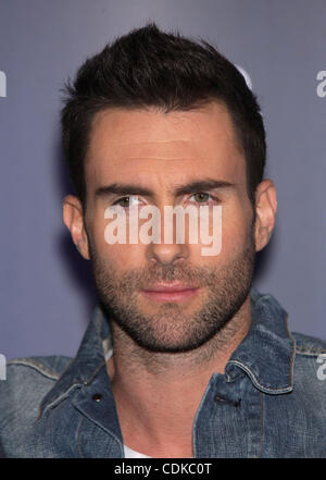 Mar 15, 2011 - Los Angeles, California, Stati Uniti - ADAM LEVINE arriva per la giuncata stampa della prossima mostra 'La voce " al LA Centre Studios. (Credito Immagine: © Lisa O'Connor/ZUMAPRESS.com) Foto Stock