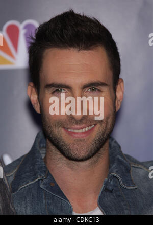 Mar 15, 2011 - Los Angeles, California, Stati Uniti - ADAM LEVINE arriva per la giuncata stampa della prossima mostra 'La voce " al LA Centre Studios. (Credito Immagine: © Lisa O'Connor/ZUMAPRESS.com) Foto Stock