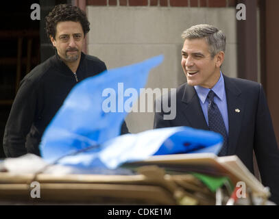 Mar 17, 2011 - Ann Arbor, Michigan, Stati Uniti - George Clooney e Grant Heslov a piedi dal set di ''l'idi di marzo " il Michigan League nel centro cittadino di Ann Arbor, Michigan, il 17 marzo 2011. Clooney è dirigere e interpretato da, e è anche co-sceneggiatore con Heslov. Prossima fermata per le riprese è Bloom Foto Stock