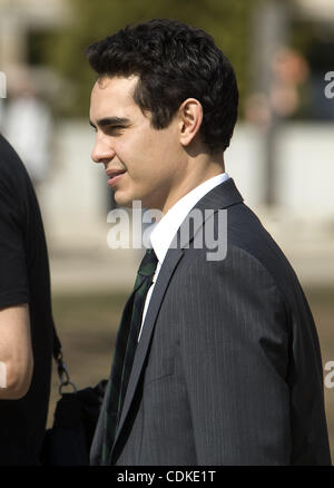 Mar 17, 2011 - Ann Arbor, Michigan, Stati Uniti - attore Max Minghella cammina verso il set del film di ''l'idi di marzo'' nel centro cittadino di Ann Arbor, Michigan, il 17 marzo 2011. Clooney è dirigere e anche protagonisti del film. (Credito Immagine: © Mark Bialek/ZUMAPRESS.com) Foto Stock