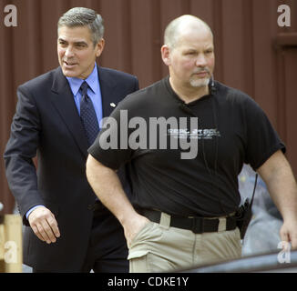 Mar 17, 2011 - Ann Arbor, Michigan, Stati Uniti - George Clooney è scortato da una guardia di sicurezza dal set di ''l'idi di marzo " il Michigan League nel centro cittadino di Ann Arbor, Michigan, il 17 marzo 2011. Clooney è dirigere e anche protagonisti del film. (Credito Immagine: © Mark Bialek/ZUMAPRESS.c Foto Stock