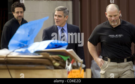 Mar 17, 2011 - Ann Arbor, Michigan, Stati Uniti - George Clooney e Grant Heslov sono accompagnati da una guardia di sicurezza dal set di ''l'idi di marzo " il Michigan League nel centro cittadino di Ann Arbor, Michigan, il 17 marzo 2011. Clooney è dirigere e anche protagonisti del film. (Credito Immagine: © Mark Foto Stock