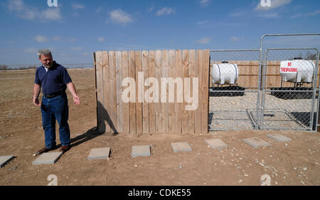 Mar 17, 2011 - Weatherford, Texas, Stati Uniti d'America - 3/17/2011. TIM RUGGERIO ricorda i blocchi in calcestruzzo che Aruba Petroleum posto intorno al gas naturale e della testa del pozzo chiamato paesaggistica dell'area che è stata coperta con il fango per la perforazione in un processo industriale landfarming chiamate. Le norme di qualità dell'aria hanno Foto Stock