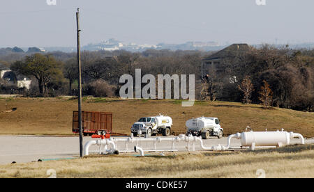 Mar 17, 2011 - Weatherford, Texas, Stati Uniti d'America - 3/17/2011. Gasdotti per il trasporto di gas naturale e di apparecchiature che si trovano proprio dietro a milioni di dollari di abitazioni nel Flower Mound, Texas quartiere è entro il sito di Dallas/Fort Worth International Airport sono parte della Williams impianto di compressione che comprime gas Foto Stock