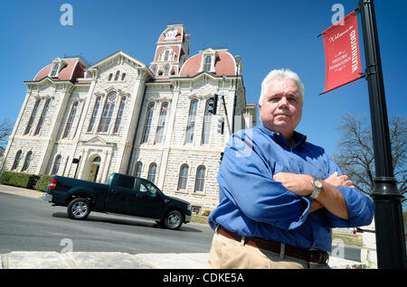 Mar 17, 2011 - Weatherford, Texas, Stati Uniti d'America - 3/17/2011. Parker Giudice di Contea MARK RILEY davanti al Weatherford courthouse dove il suo officce è. Egli ha agito come un arbitro tra scontenti home e proprietari di aziende di perforazione in Weatherford, Texas area per aiutare le due parti arrivano alla composizione amichevole Foto Stock