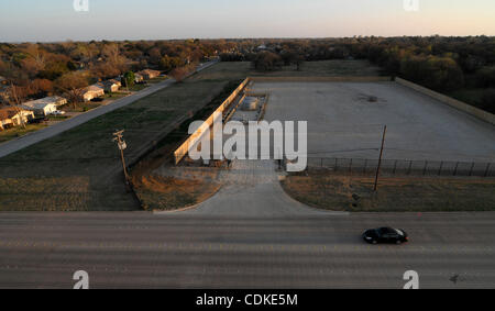 Mar 17, 2011 - Weatherford, Texas, Stati Uniti d'America - 3/17/2011. Un pozzo di gas naturale e la cattura di cisterne e collegamenti della pipeline sono separati da un est Fort Worth, Texas zona residenziale solo da sei piedi di recinzione. Pozzo orizzontale tecnologia di perforazione sviluppi ha portato il gas naturale nella foratura di t Foto Stock