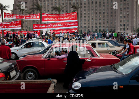 Mar 18, 2011 - Cairo, Egitto - manifestanti radunati in piazza Tahrir oggi per la preghiera del Venerdì seguita da una giornata di gran parte anti-referendum retorica. Domani sarà un importante votare a favore o contro i cambiamenti proposti in Egitto la costituzione. Durante la preghiera il leader religioso realizzato un appassionato c Foto Stock